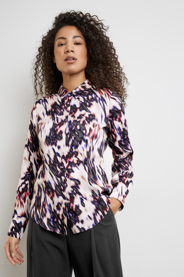 Блузка с абстрактным принтом