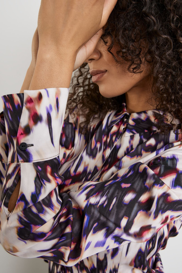 Блузка с абстрактным принтом