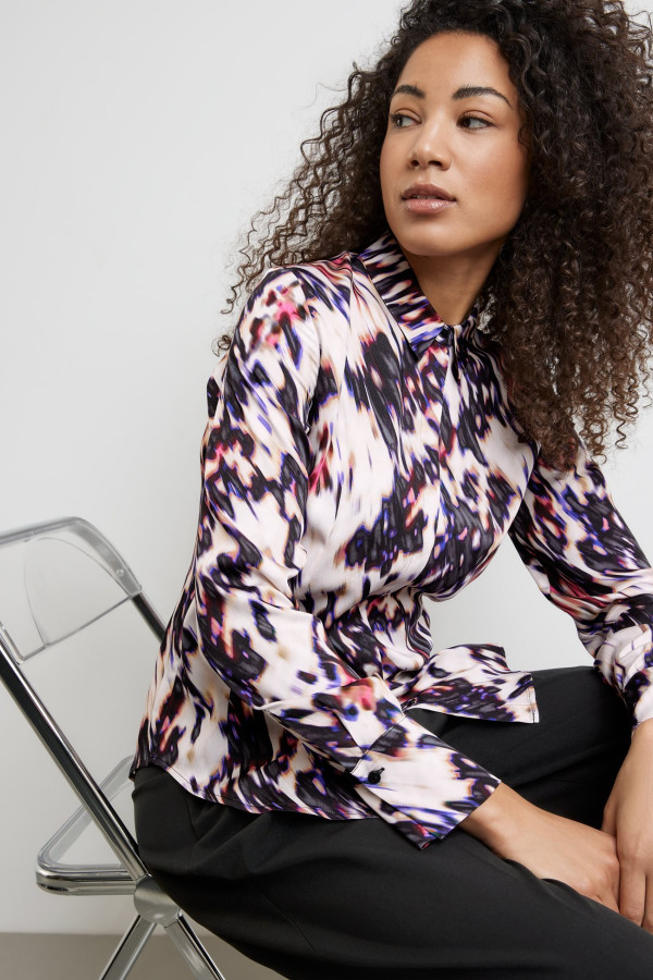 Блузка с абстрактным принтом
