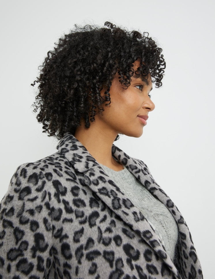 Пальто в анималистичном принте