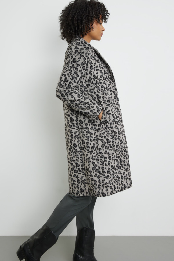 Пальто в анималистичном принте