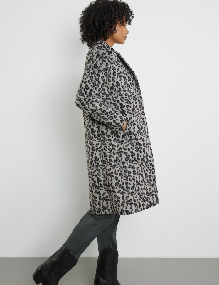 Пальто в анималистичном принте
