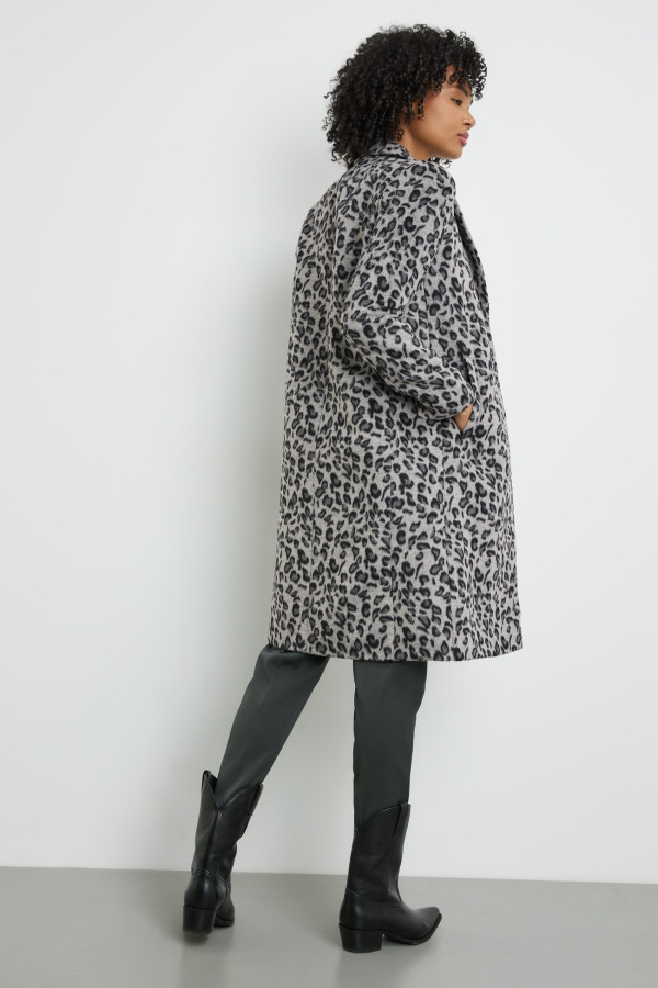 Пальто в анималистичном принте