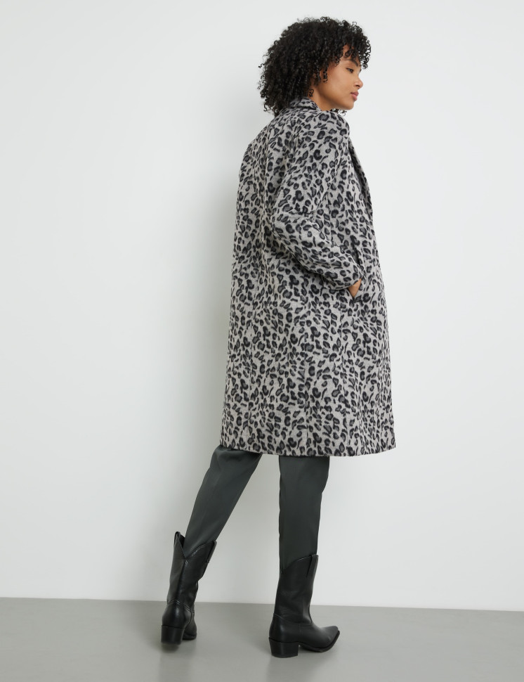 Пальто в анималистичном принте