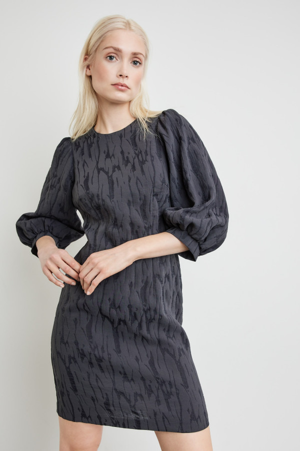 Платье с объемными рукавами