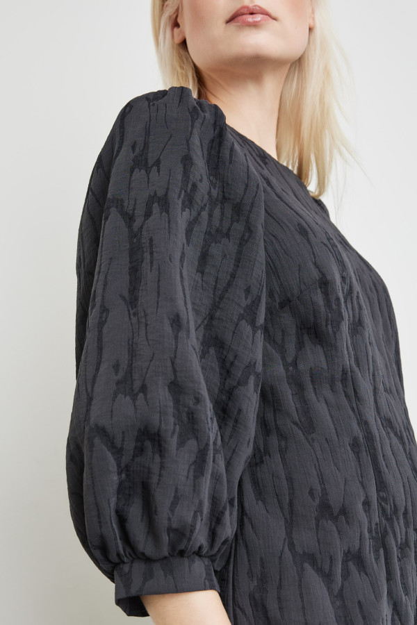 Платье с объемными рукавами