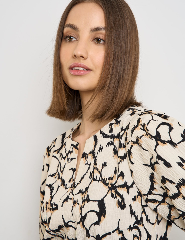 Платье с объемными рукавами