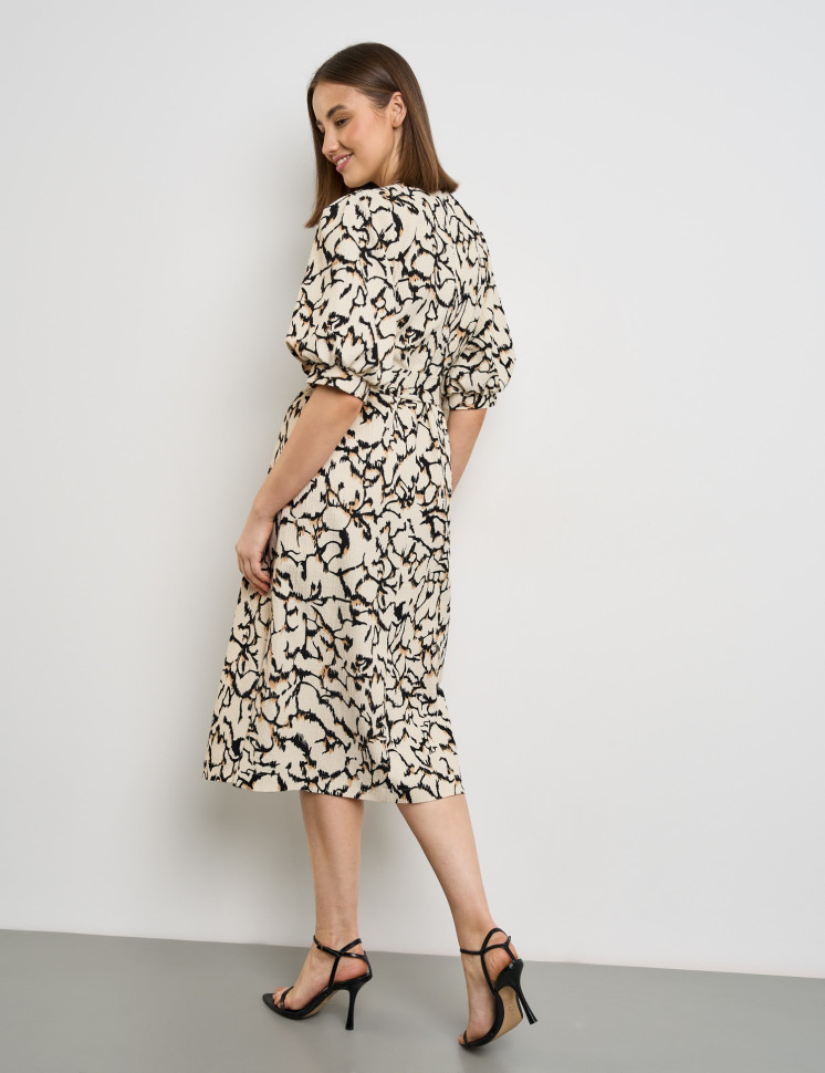 Платье с объемными рукавами