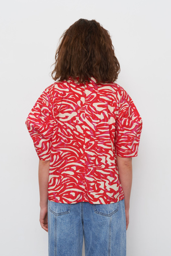 Блузка с объемными рукавами