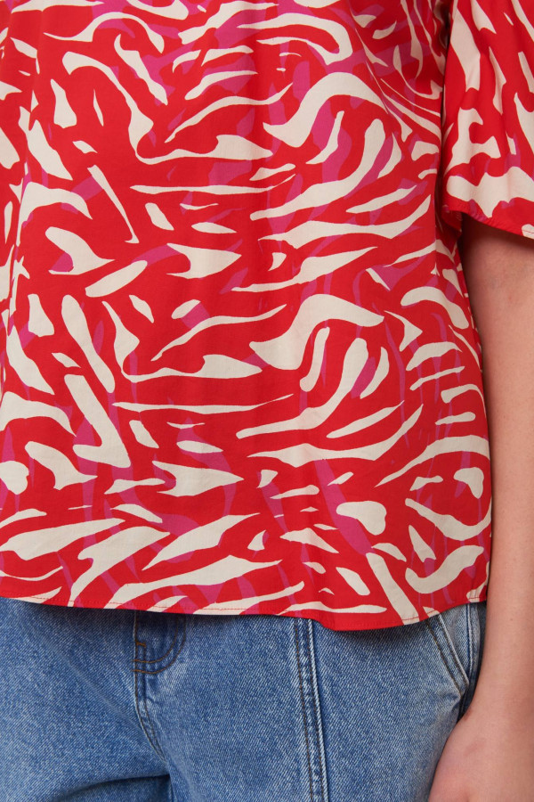 Блузка с объемными рукавами