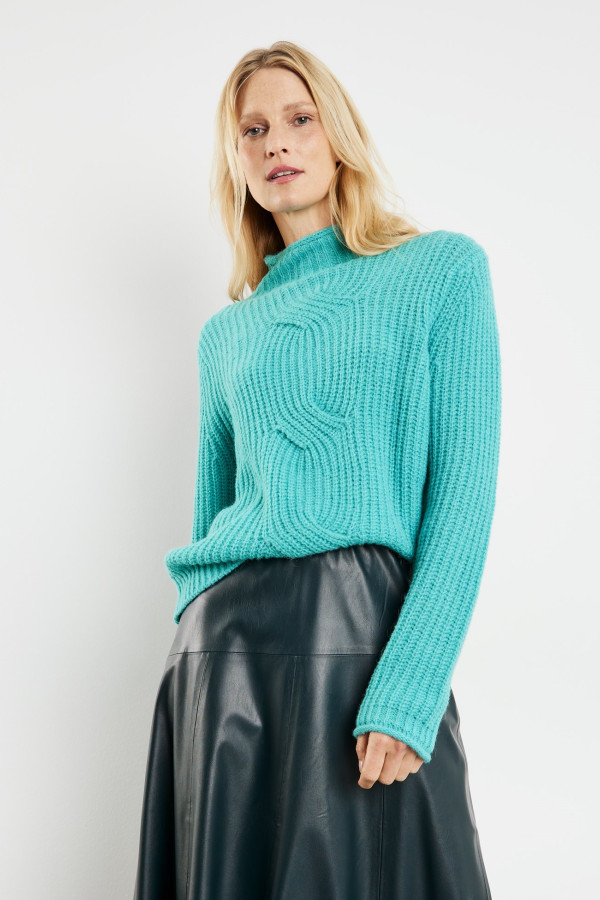 Свитер фактурной вязки