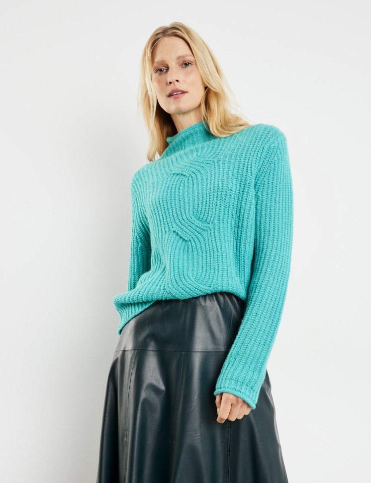 Свитер фактурной вязки