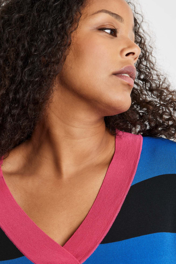 Пуловер в полоску