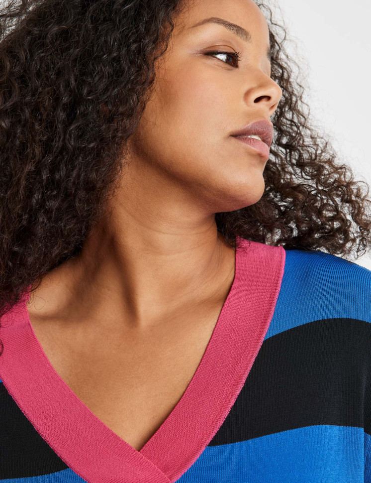 Пуловер в полоску