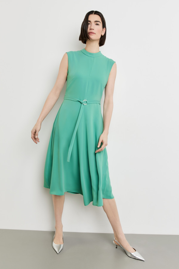 Платье с поясом