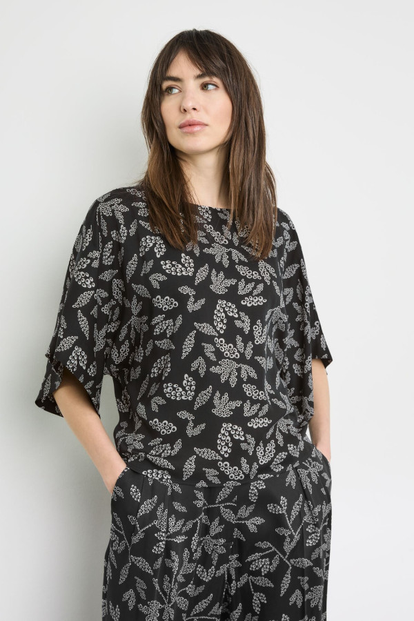 Блузка с широкими рукавами