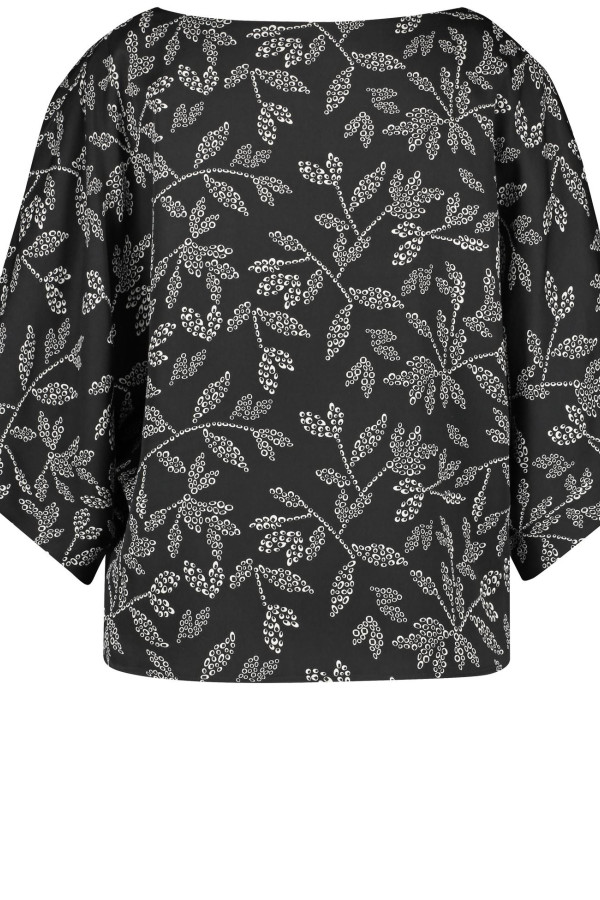 Блузка с широкими рукавами