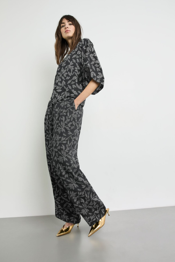 Блузка с широкими рукавами