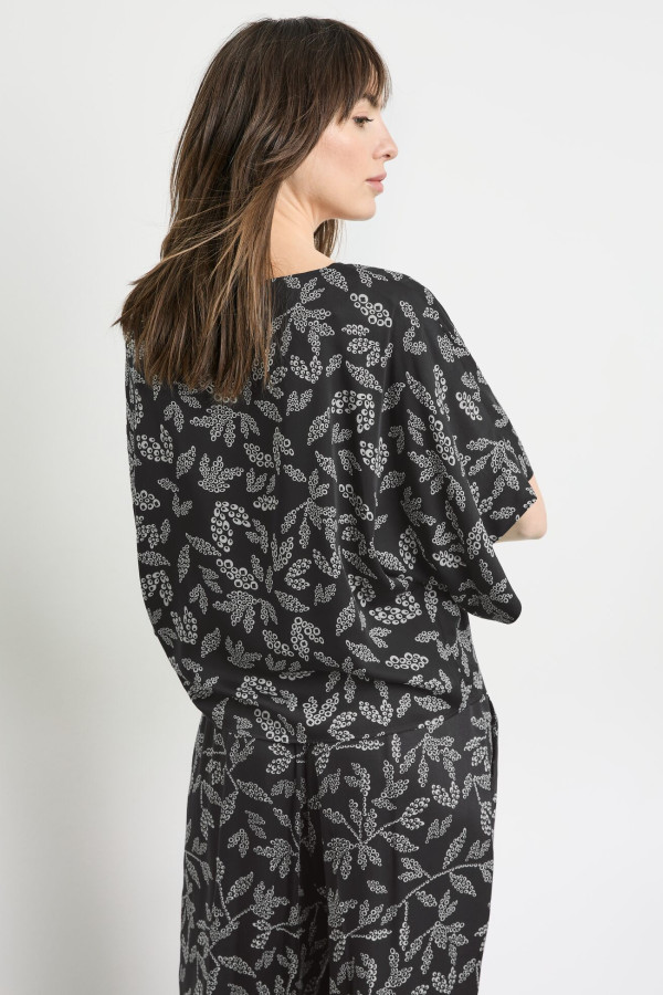 Блузка с широкими рукавами