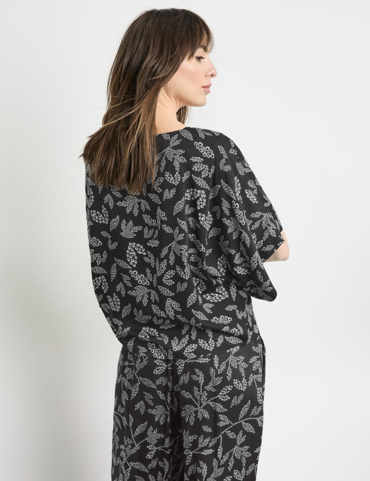 Блузка с широкими рукавами