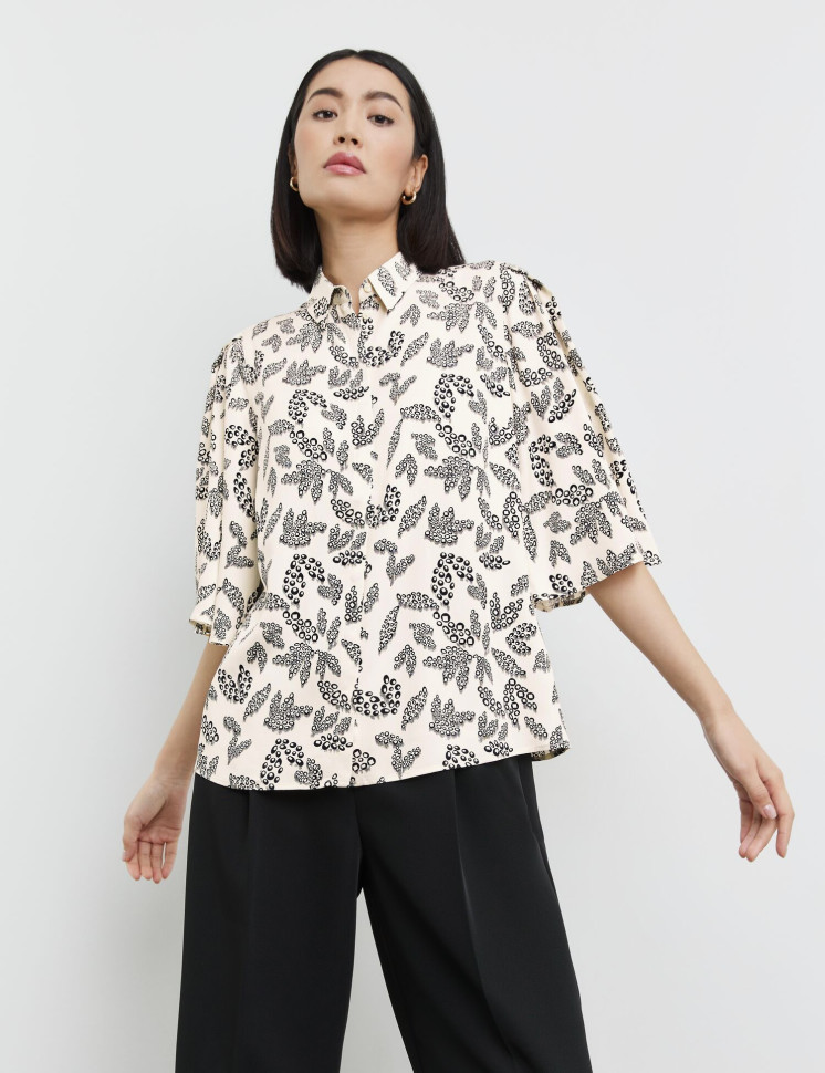 Блузка с широкими рукавами