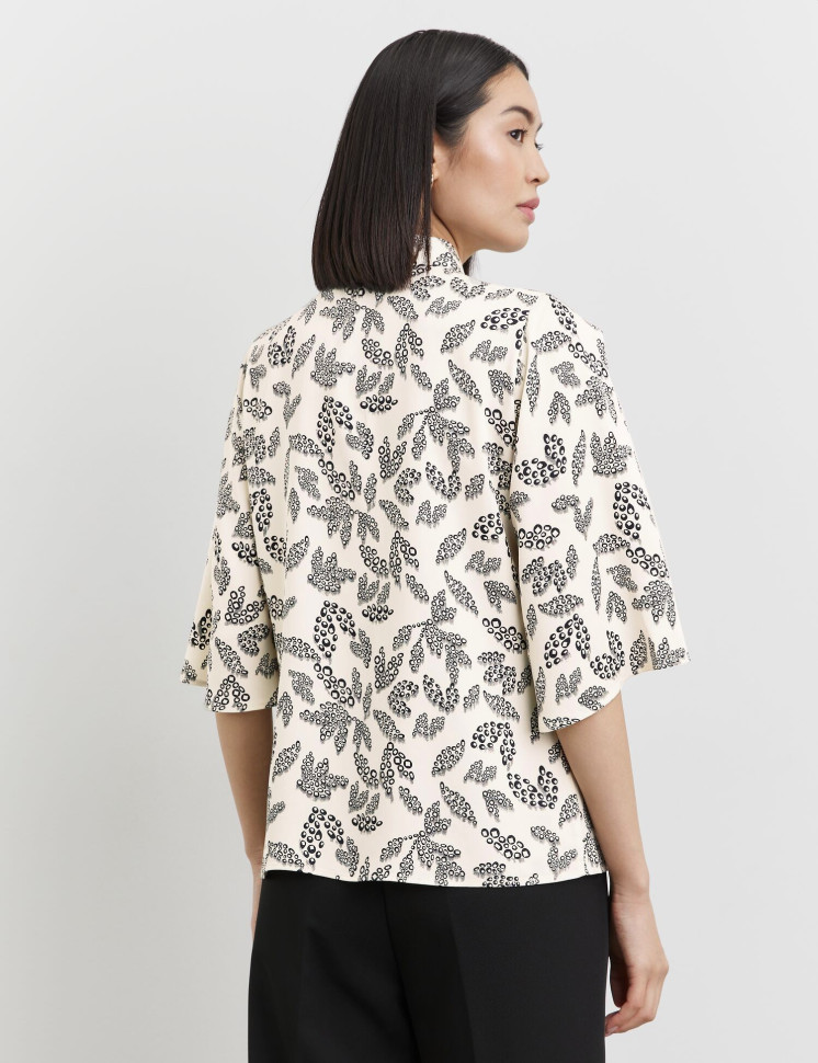 Блузка с широкими рукавами