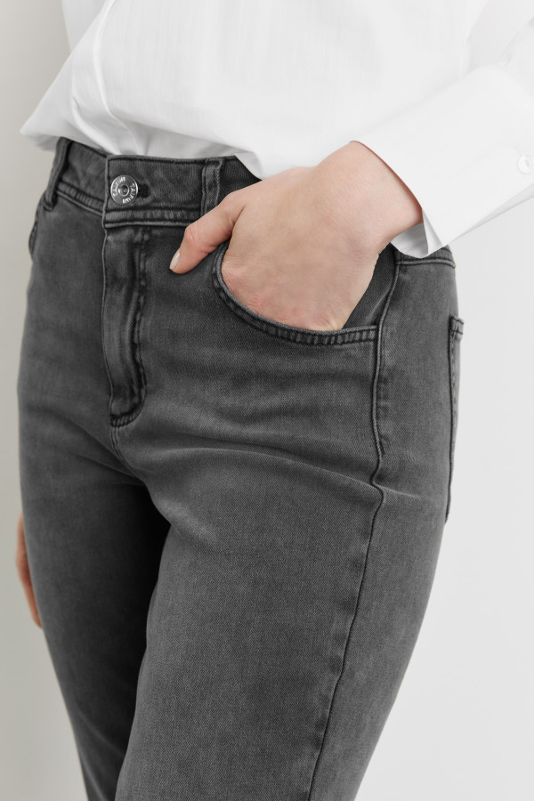 Джинсы зауженные