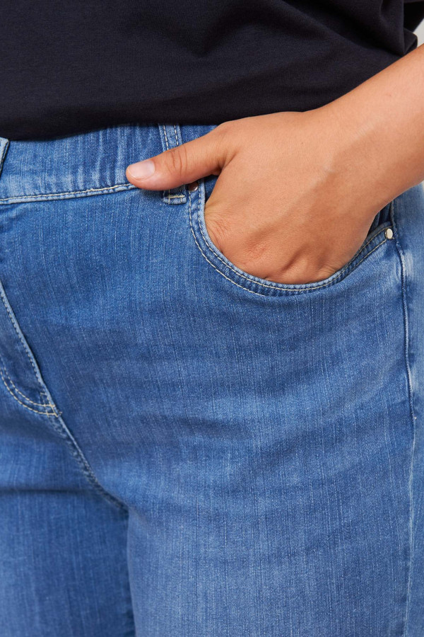 Джинсы зауженные