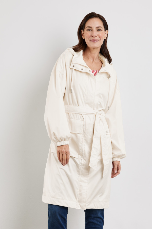 Плащ с широкими рукавами