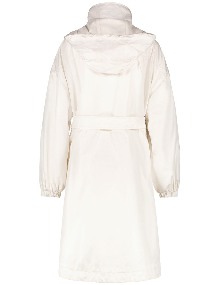 Плащ с широкими рукавами