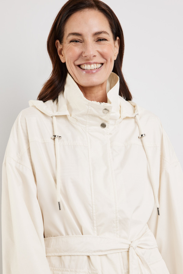 Плащ с широкими рукавами