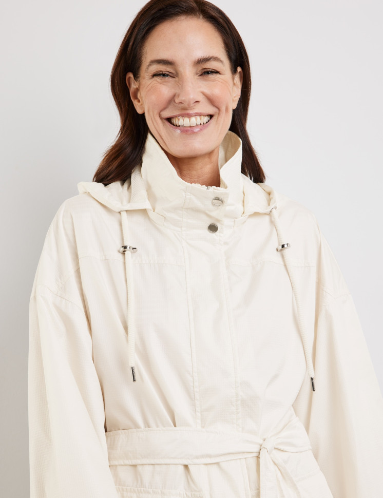 Плащ с широкими рукавами