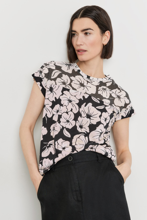 Футболка с ажурной вставкой