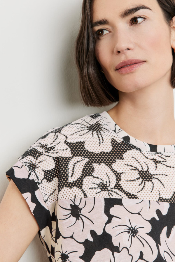 Футболка с ажурной вставкой