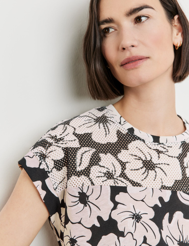 Футболка с ажурной вставкой