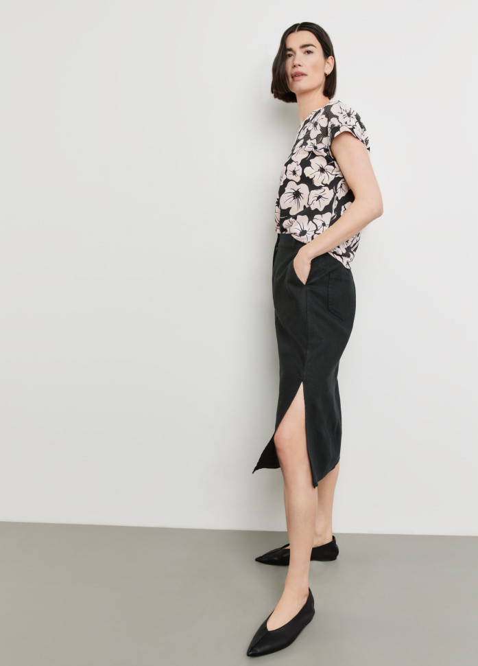 Футболка с ажурной вставкой