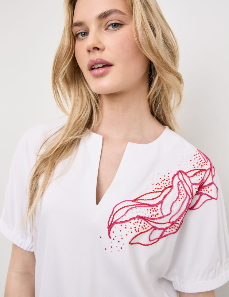 Блузка с вышивкой