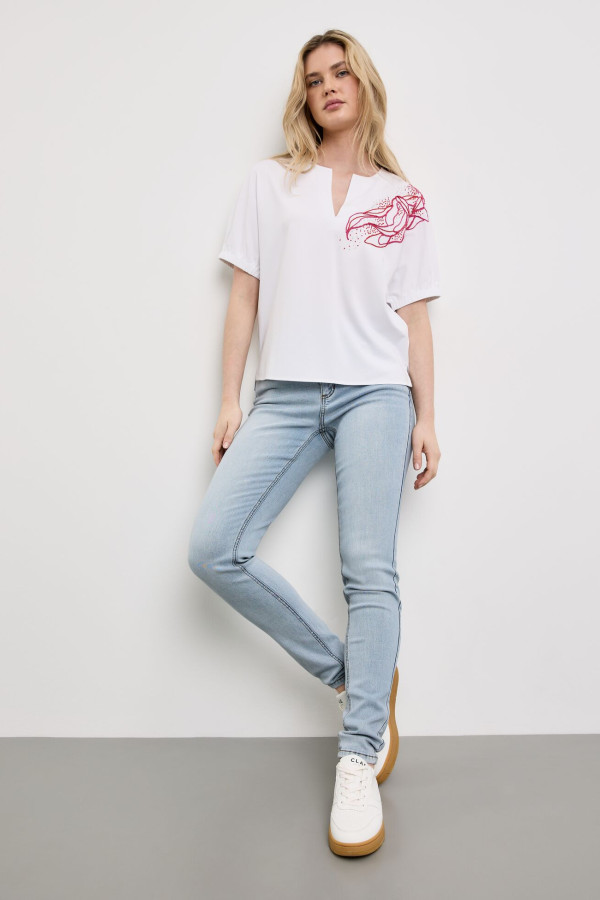 Блузка с вышивкой