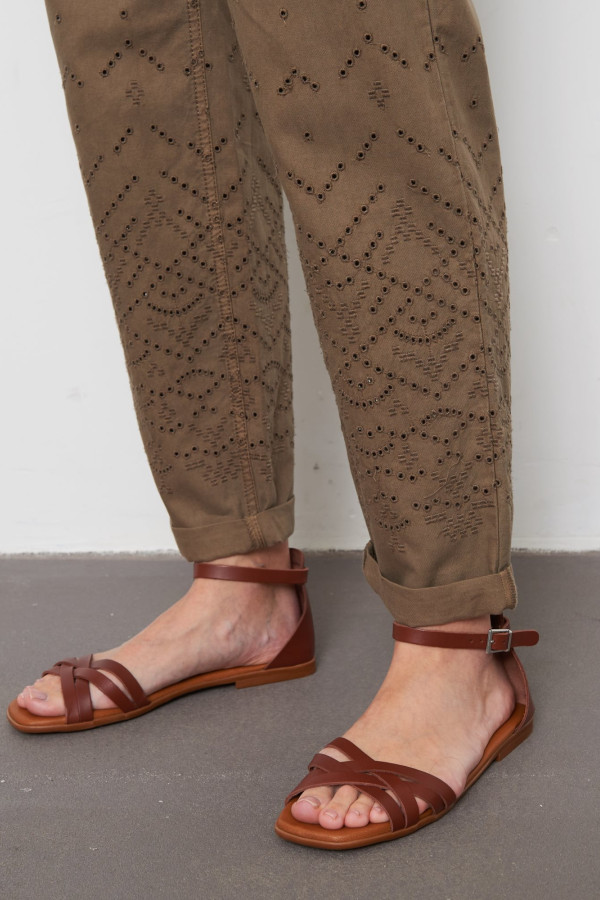 Джинсы с перфорацией