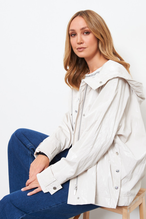 Ветровка с глянцевым эффектом