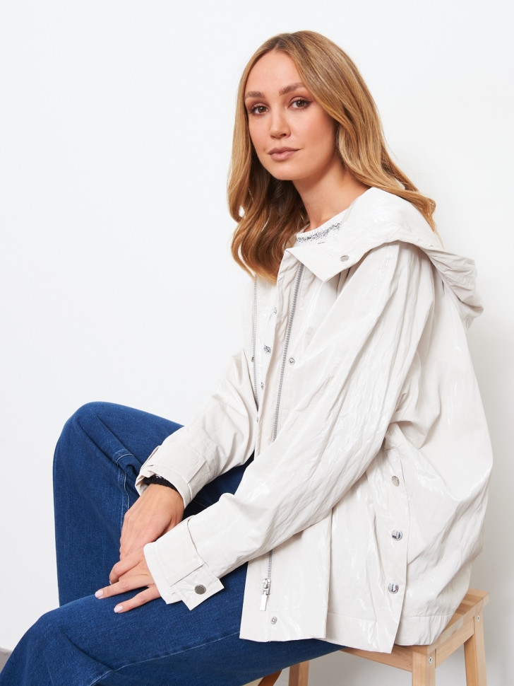 Ветровка с глянцевым эффектом