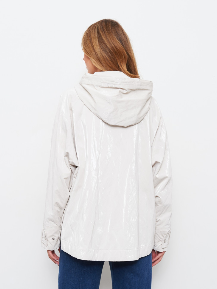 Ветровка с глянцевым эффектом