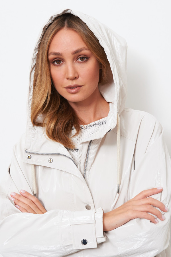 Ветровка с глянцевым эффектом