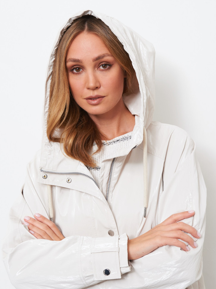 Ветровка с глянцевым эффектом