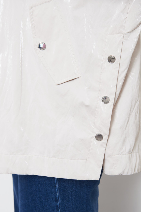 Ветровка с глянцевым эффектом