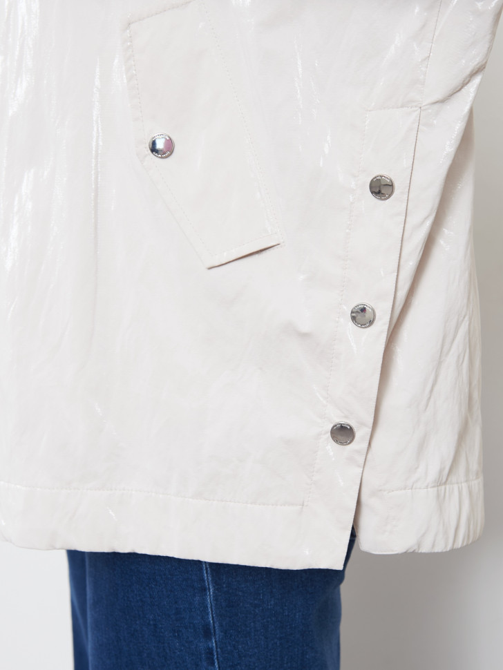 Ветровка с глянцевым эффектом