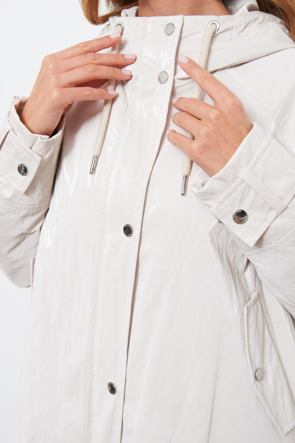 Ветровка с глянцевым эффектом