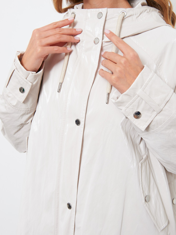 Ветровка с глянцевым эффектом