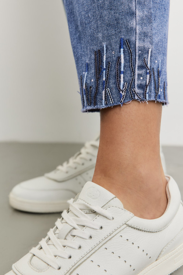 Джинсы зауженные