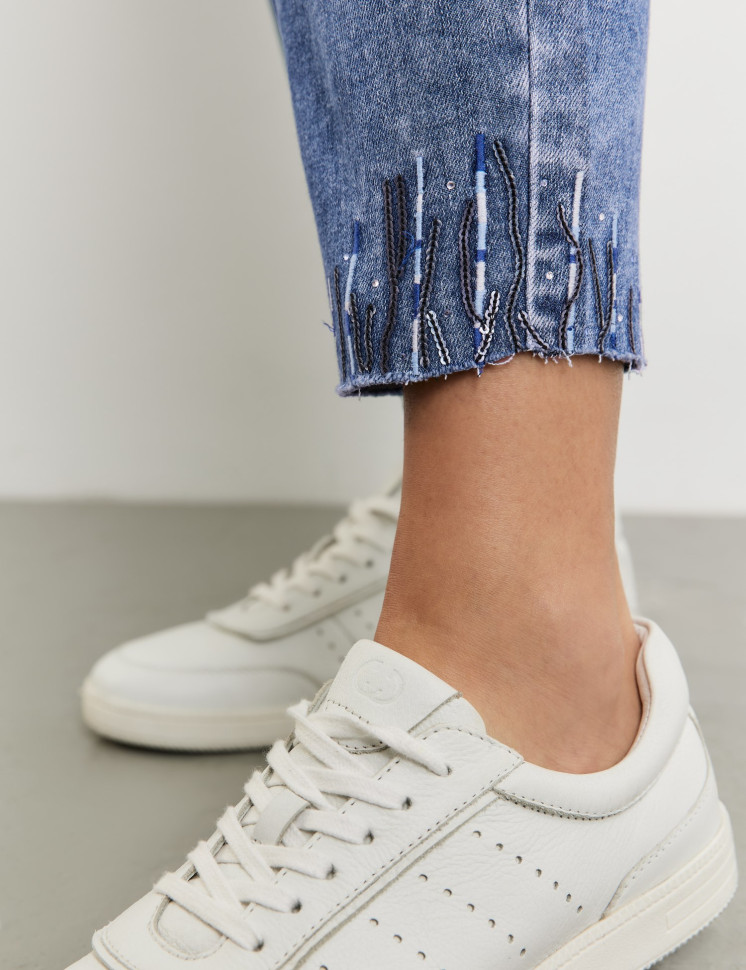 Джинсы зауженные